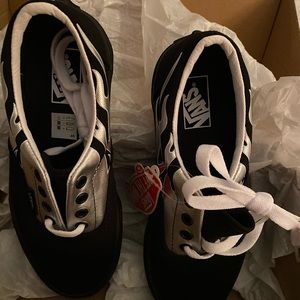 Vans Era boys shoes size 2.0 black/silver shoes new with tags in box.